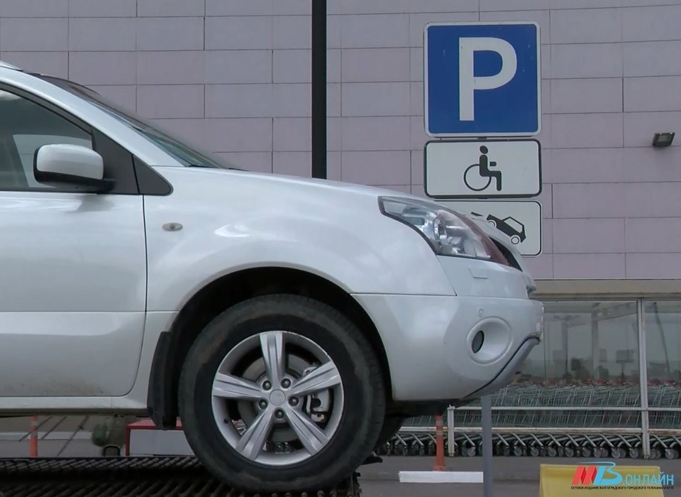 В Волгограде и области до 40 тысяч рублей выросли штрафы за парковку на газоне